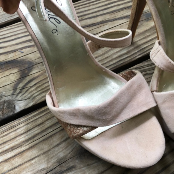 Fergie Corsage Open Toe Strappy Platform Sandal 10 - Picture 8 of 8